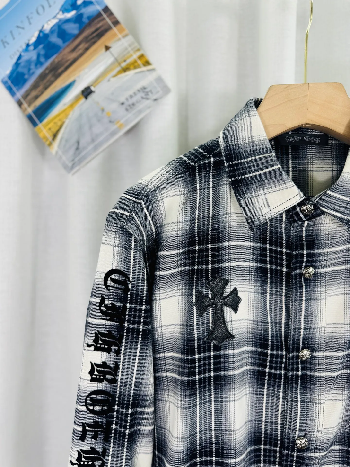 P250 top version, real shot without P, ​​different from market currency) 𝗖𝗵𝗿𝗼𝗺𝗲 𝗛𝗲𝗮𝗿𝘁𝘀/Cro Xin 2025 leather plaid shirt Accessories: Original model-opening collar label ➕100% silk wash water label. Genuine purchase-grade original hangtag➕matching hanging rope➕3D hanging beads➕original packaging bag. Craftsmanship: The original version has consistent wiring! The highest version of the armhole matching technique! Color: Red Black Size: S M L XL Style No.: 8001